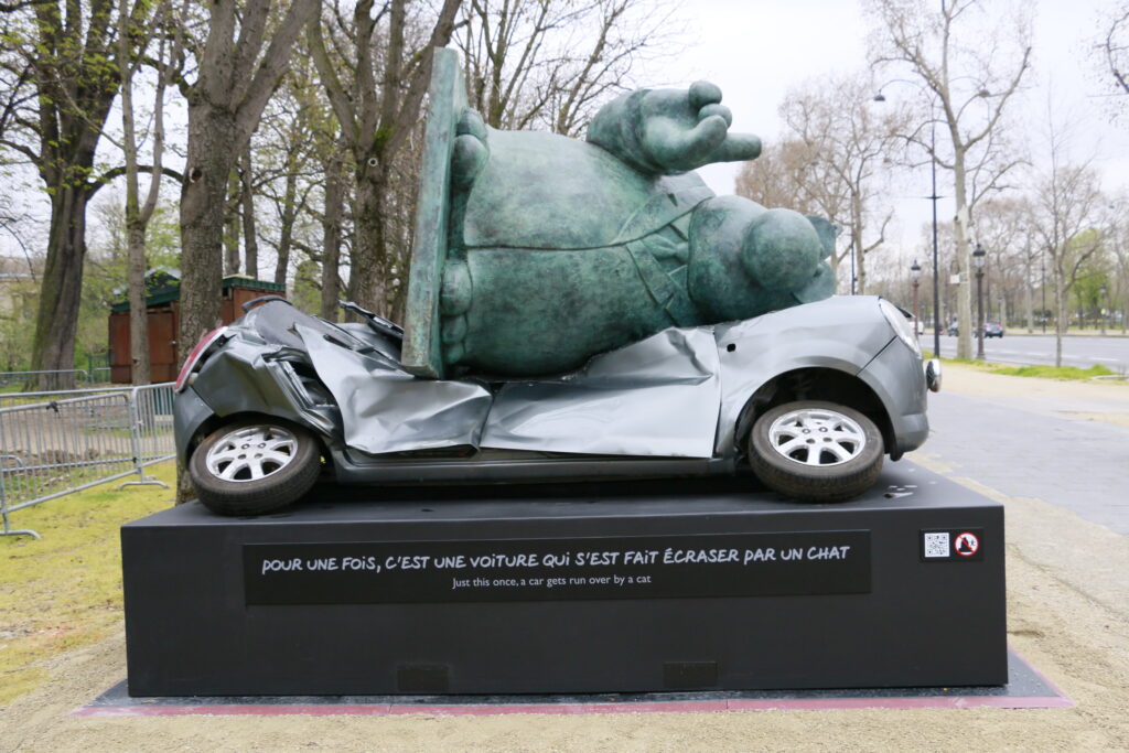 Geluck’s huge cat statues invade Paris
